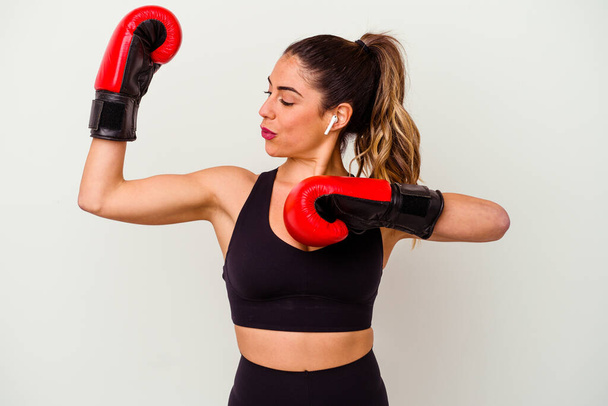 Junge kaukasische Frau kämpft mit Boxhandschuhen auf weißem Hintergrund - Foto, Bild
