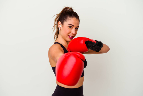 Junge kaukasische Frau kämpft mit Boxhandschuhen auf weißem Hintergrund - Foto, Bild