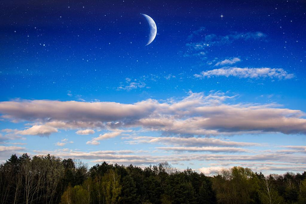 півмісяць у нічному небі, хмарах і зірках
 - Фото, зображення