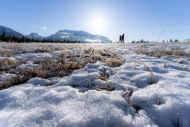Randonneurs dans les Rocheuses canadiennes à la fin de l'hiver, tournés autour du lac Quarry, Canmore, Alberta, Canada - Photo, image