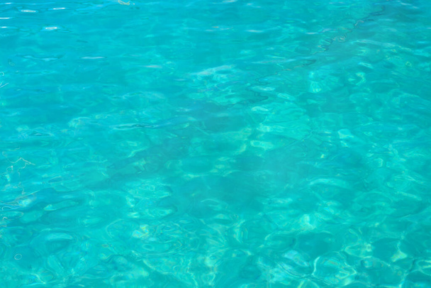 Fondo con agua azul claro con tonos turquesa - Foto, Imagen