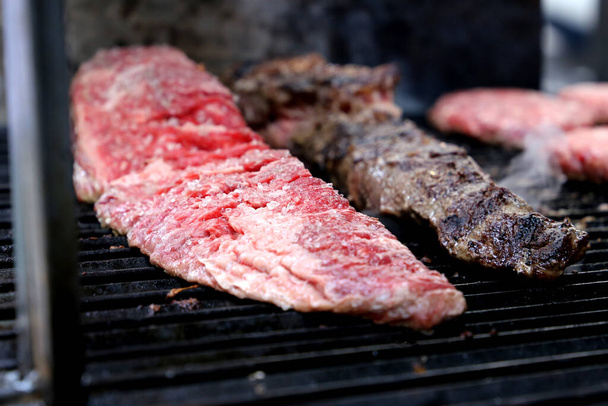 Fraldinha. Biefstuk. Traditioneel vlees voor een Braziliaanse barbecue. Vlees op de grill. - Foto, afbeelding