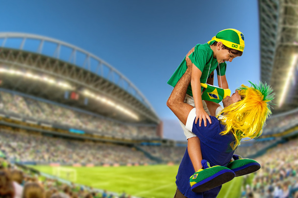 Бразильский фанат кричит на стадионе
 - Фото, изображение