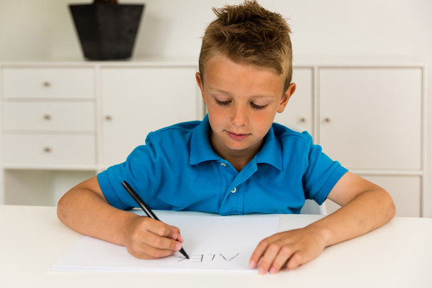 Junge schreibt das Abc-Alphabet - Foto, Bild