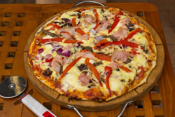 Kotitekoinen pizza juuri otettu uunista keitetty - Valokuva, kuva