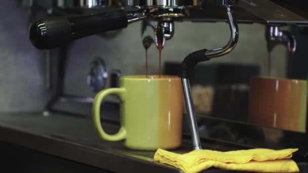 Kawiarnia - espresso wylewające się z ekspresu do kawy w filiżance - Materiał filmowy, wideo