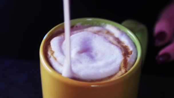 Barista αναμιγνύει αφρό στην κορυφή του καφέ με ένα ραβδί - Πλάνα, βίντεο