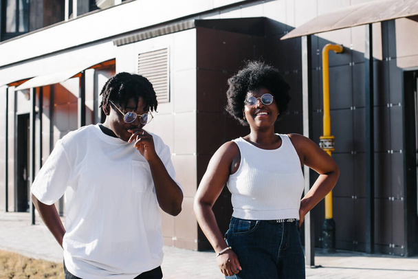 Kaksi onnellista afroamerikkalaista naista kävelee kadulla kesällä.. - Valokuva, kuva