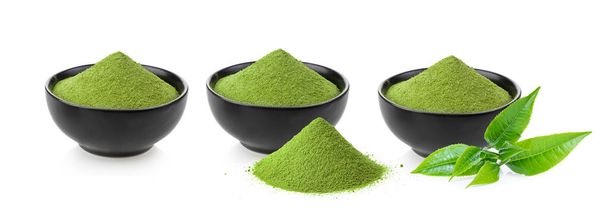 instant matcha zielona herbata w czarnej misce na białym tle - Zdjęcie, obraz