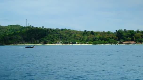 Панорамний вид туристичного транспортного судна на один з островів Азії під час відпустки, пропонуючи красивий ландшафт через зелені гори. Принесіть море і блакитне небо і білі хмари. - Кадри, відео