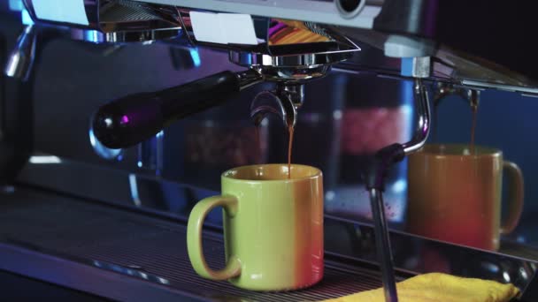 Espresso χύνοντας έξω από τη μηχανή του καφέ στο κύπελλο - Πλάνα, βίντεο