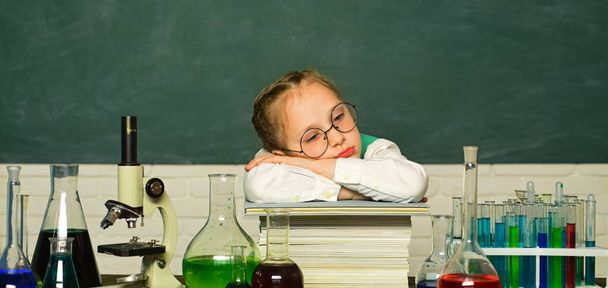 Kid from primary school. My chemistry experiment. Back to school and home schooling. Back to school - copy space. - Φωτογραφία, εικόνα