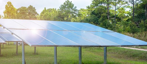 Fotovoltaïsche zonnepanelen, elektrische stroomopwekkingssystemen. alternatieve, hernieuwbare energie en duurzame hulpbronnen - Foto, afbeelding
