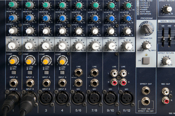 apparatuur mixer geluid op studio record aanpassen - Foto, afbeelding