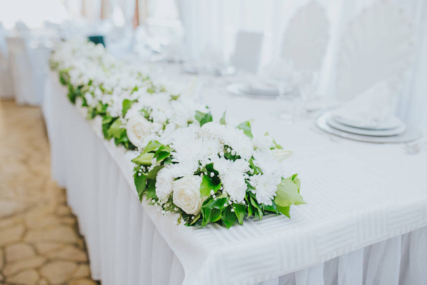 A beautiful table setup in a hall for a wedding ceremony - Фото, зображення
