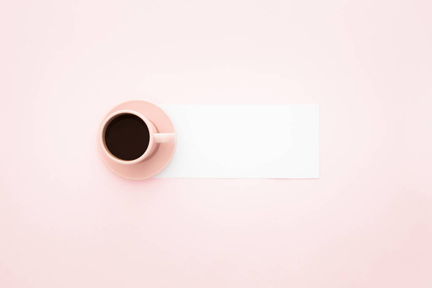 ピンクの背景に隔離されたコーヒーのマグカップのトップビュー - 写真・画像