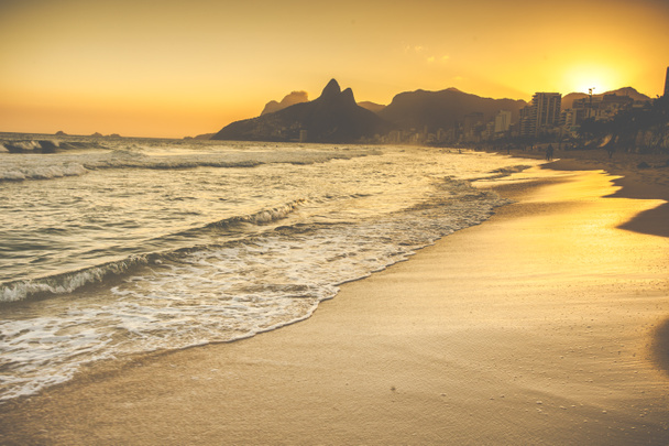 Tramonto caldo sulla spiaggia di Ipanema con la gente, Rio de Janeiro, Brasile
  - Foto, immagini