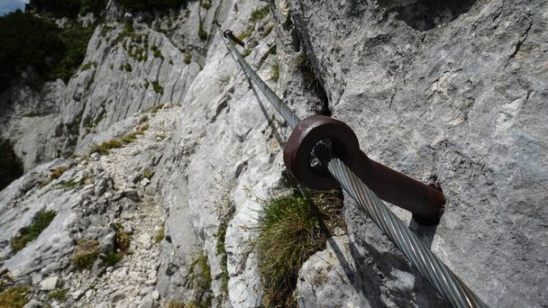 Sendero de hierro también conocido como Klettersteig o vía ferraty en el parque nacional Triglav en Julian Alps, Eslovenia, Europa - Foto, Imagen