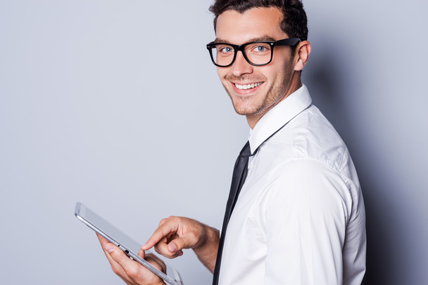 Man in shirt and tie working on digital tablet - Zdjęcie, obraz