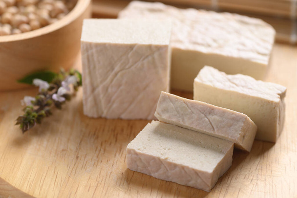 Świeże tofu na desce do krojenia, Składnik żywności w kuchni azjatyckiej - Zdjęcie, obraz