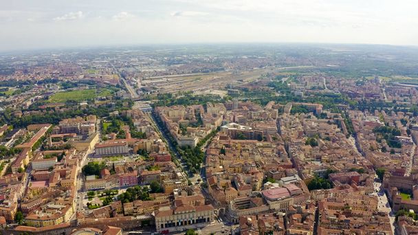 Verona, İtalya. Şehrin merkezi kısmından. Hava görüntüsü. Yaz - Fotoğraf, Görsel