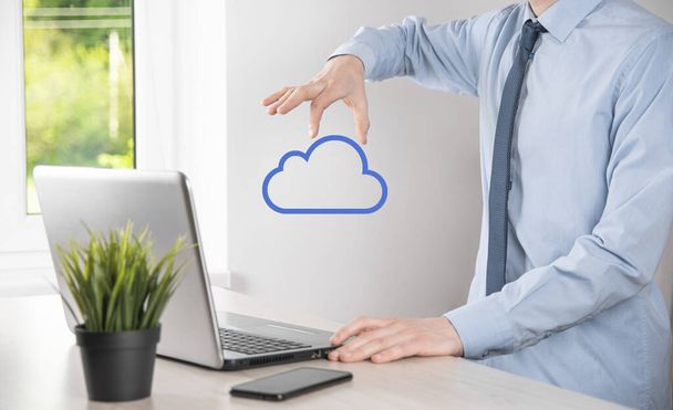 Üzletember kezében felhő. Cloud computing koncepció, közelkép a fiatal üzletember felhővel a kezét.A koncepció a felhő szolgáltatás - Fotó, kép