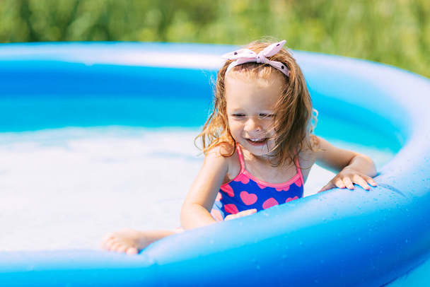 Muotokuva kaunis vauva tyttö uima-altaassa puutarhassa - Valokuva, kuva