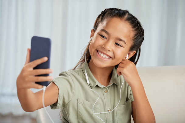 Mädchen macht Selfie am Telefon - Foto, Bild