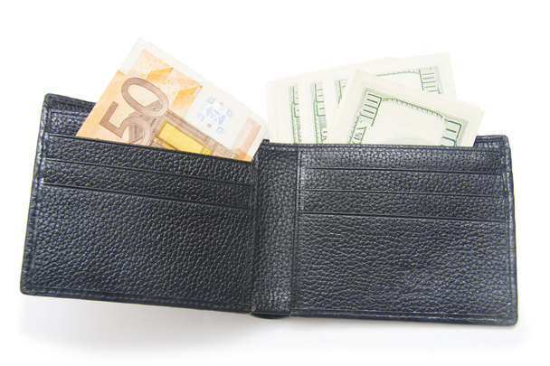 lederen portemonnee met geld geïsoleerd op witte achtergrond  - Foto, afbeelding