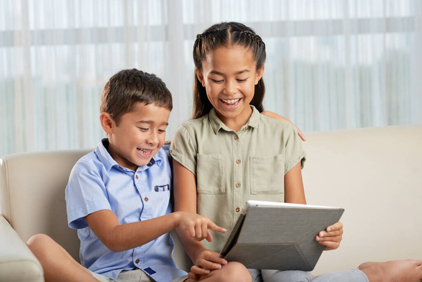 Niños usando tableta digital juntos - Foto, Imagen