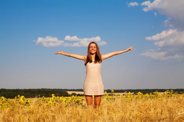 glückliches junges Mädchen im Feld - Foto, Bild