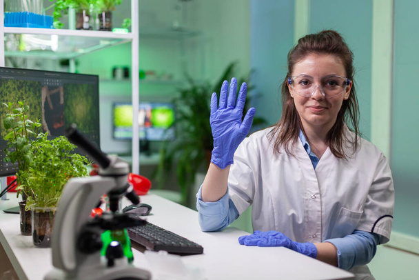 Pov di donna chimica in camice bianco analizzando con team di biologi - Foto, immagini