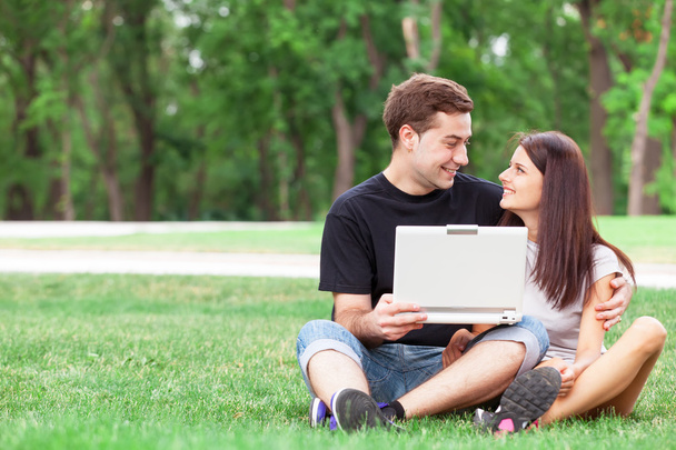 έφηβος ζευγάρι με το σημειωματάριο στο πάρκο - Φωτογραφία, εικόνα