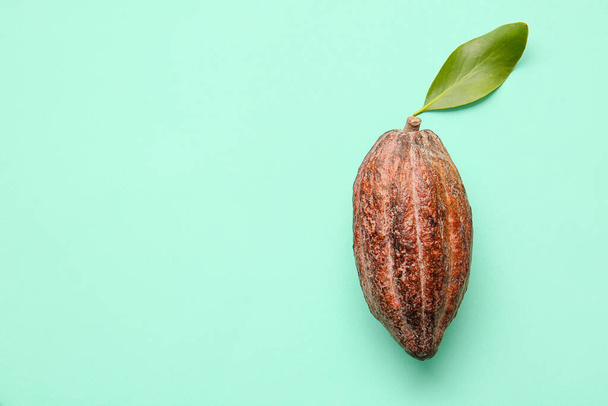 Frutta fresca di cacao su sfondo di colore - Foto, immagini