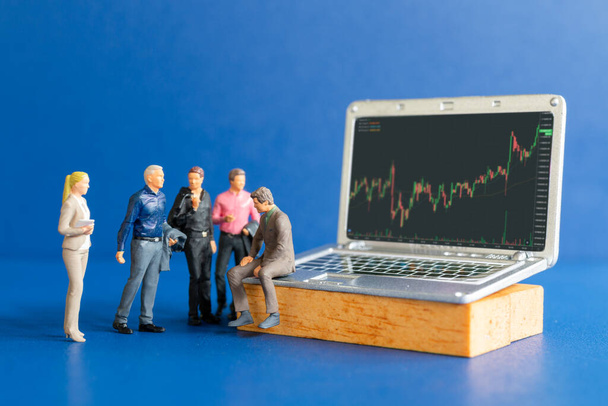 Miniature people, Business people consulting with professional financial advisors and tablets featuring stock tickers, Stock market or forex trading graph in graphic concept - Fotoğraf, Görsel
