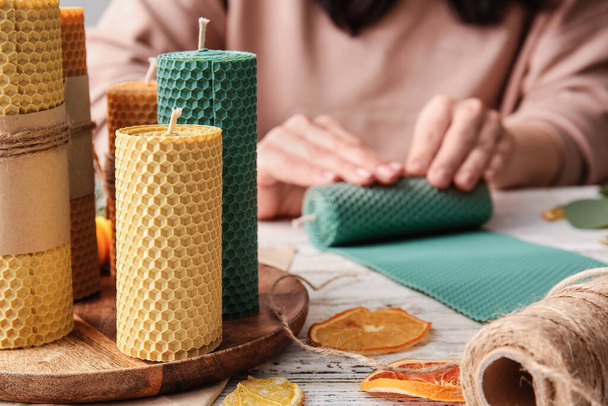 Ručně vyráběné voskové svíčky na stole, detailní záběr - Fotografie, Obrázek