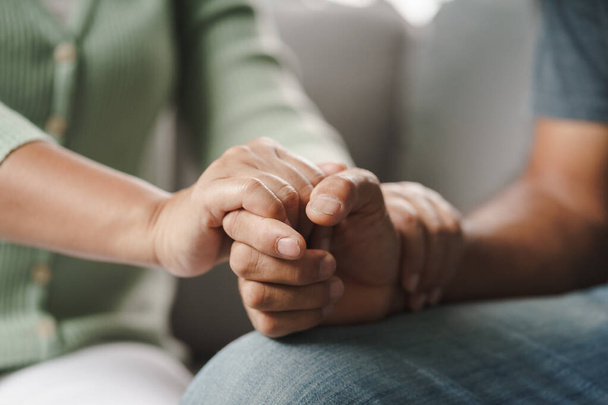 Přítelkyně nebo rodina sedí a drží se za ruce během povzbuzování psychické deprese muže, Psycholog poskytuje duševní pomoc pacientovi. PTSD Koncept duševního zdraví - Fotografie, Obrázek