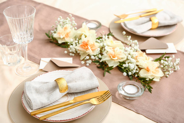 Schöne Tischdekoration mit Narzissenblumen - Foto, Bild