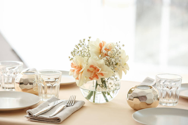 Gyönyörű asztal beállítás nárciszvirág - Fotó, kép