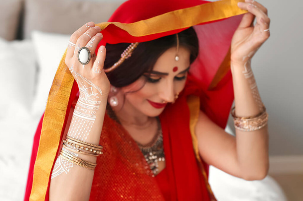 Krásná indická žena doma - Fotografie, Obrázek