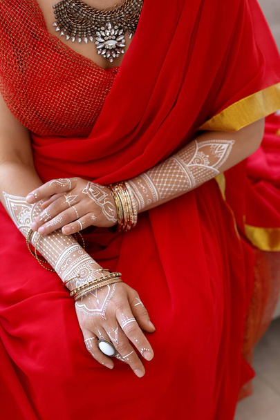 美しいインド人女性-ホーム - 写真・画像