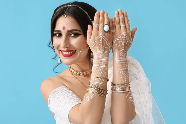 Beautiful Indian woman on color background - Valokuva, kuva