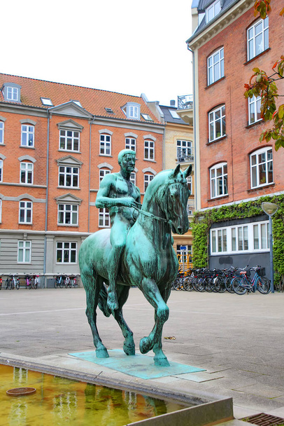 Конная статуя или памятник в бронзе, Ольборг, Дания. Окруженный историческими зданиями, в центре города Ольборг.  - Фото, изображение