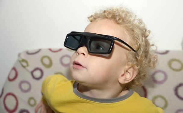 un retrato de niño preadolescente feliz en gafas estereoscópicas de plástico - Foto, Imagen