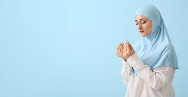 色の背景にイスラム教徒の女性を祈る - 写真・画像