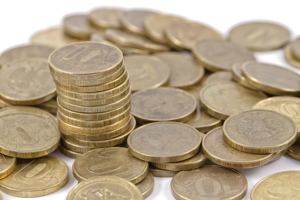 stoh zlatých mincí mezi rozptyl mince - Fotografie, Obrázek