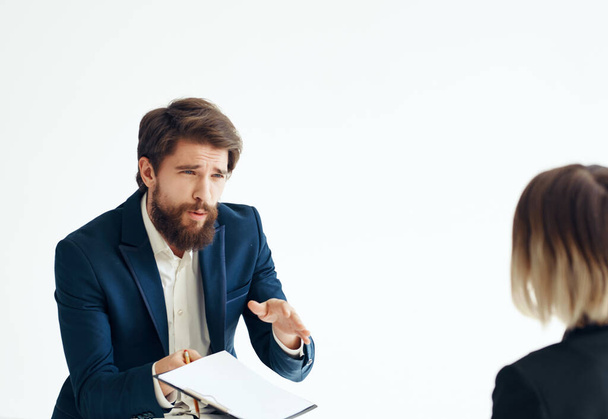 uomo comunica con donna e colleghi a lavoro team ufficio sfondo leggero - Foto, immagini