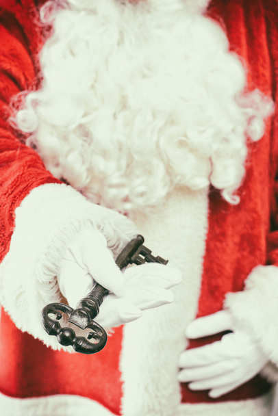 Santa Holding Key - Foto, Imagen