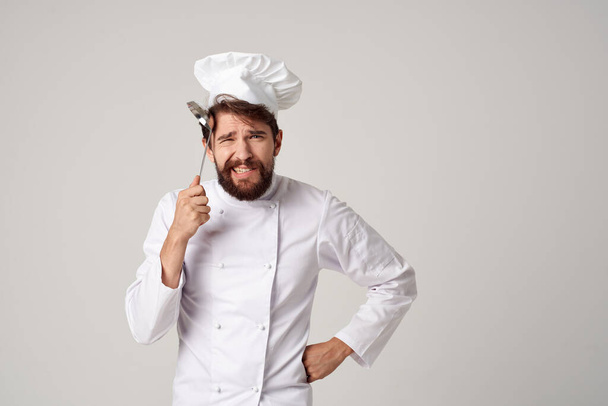 chef profesional con un cucharón en la mano cocina comida servicio de cocina - Foto, imagen