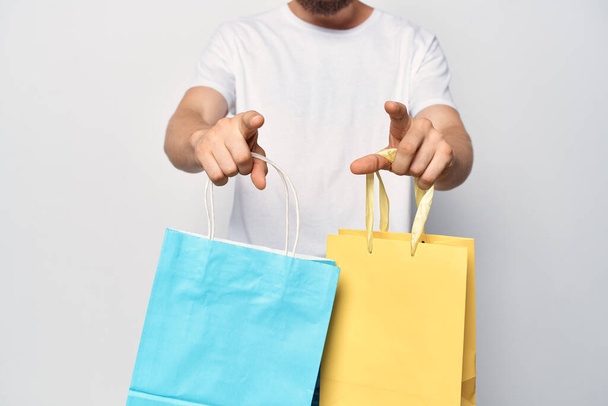 чоловік з міцними кольоровими сумками модний спосіб життя покупки
 - Фото, зображення